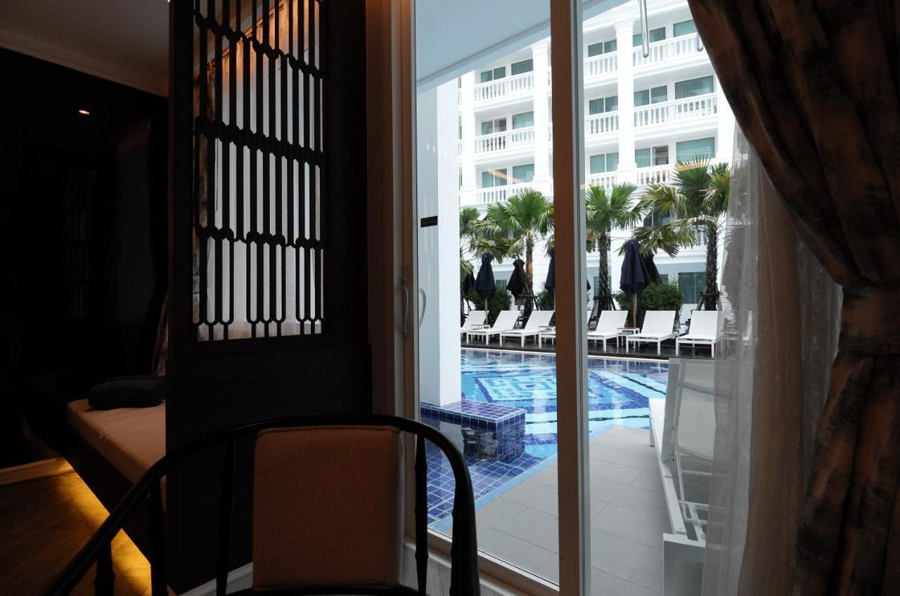 Moevenpick Myth Hotel Patong Phuket المظهر الخارجي الصورة A view of the pool from a room at the hotel