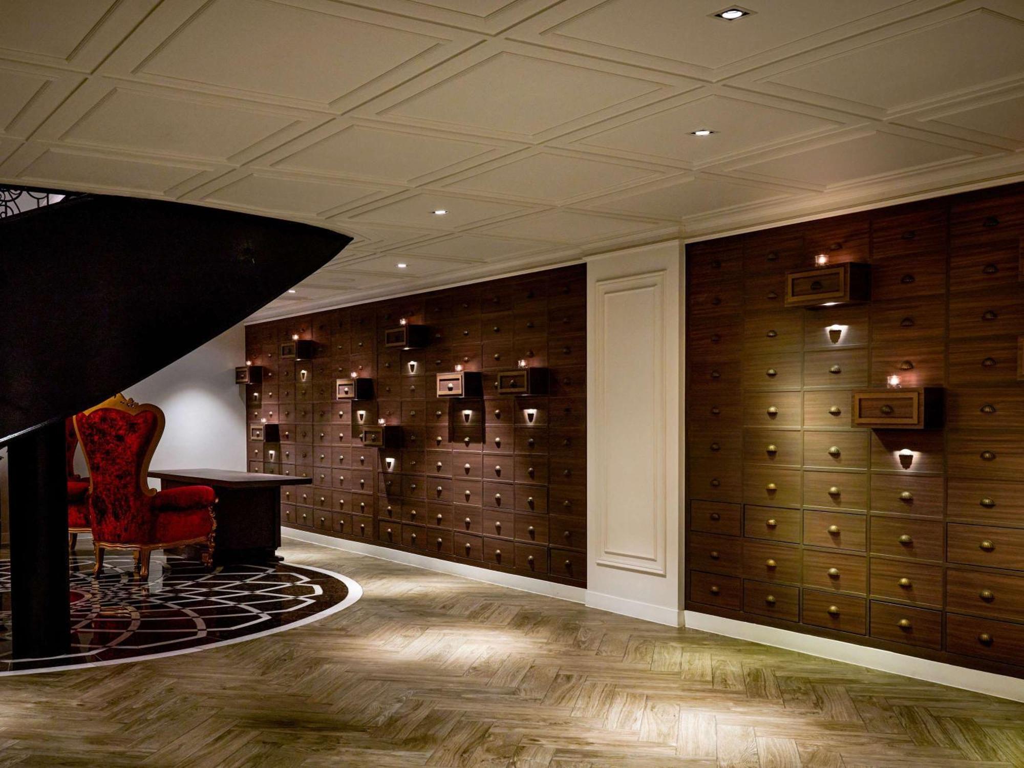 Moevenpick Myth Hotel Patong Phuket المظهر الخارجي الصورة The wine lockers at the Wine Rack