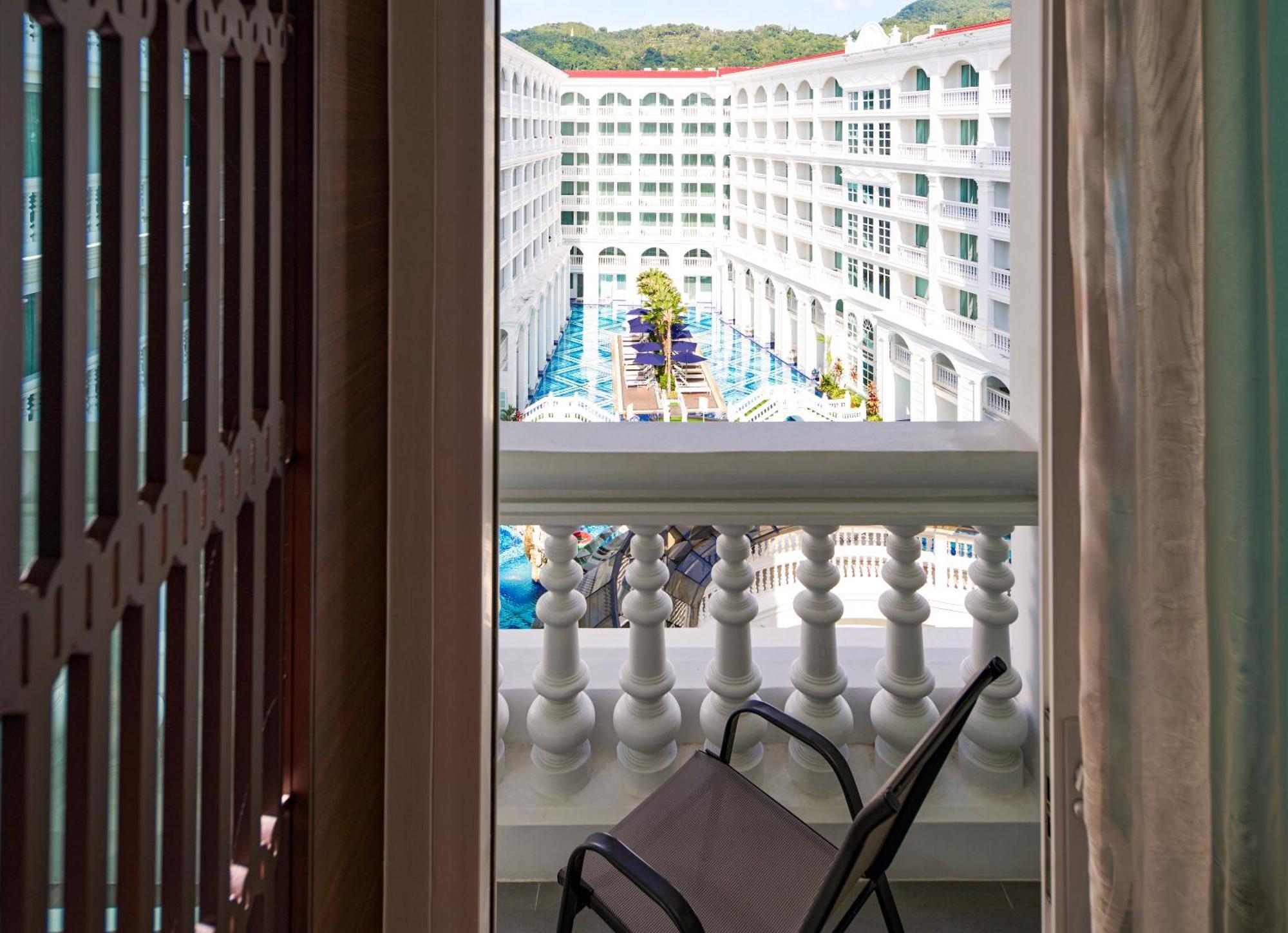 Moevenpick Myth Hotel Patong Phuket المظهر الخارجي الصورة A view of the resort from a guest room